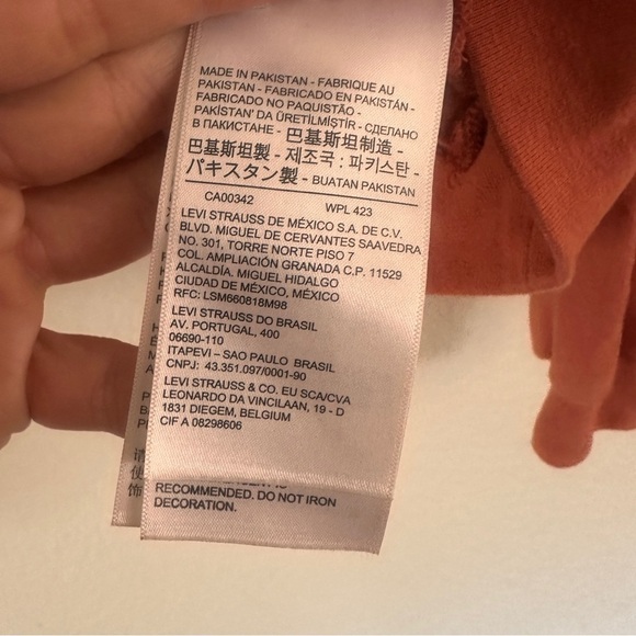 Levi’s Coral Red Logo Sweatshirt L Cropped Crewneck Pullover Cotton Blend Casual - Picture 5 of 7